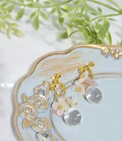 【只今サマーセール中⚡】花モチーフのクリスタルピアス　イヤリング