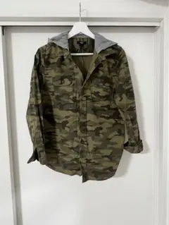 GapKids 迷彩柄フード付き長袖シャツ