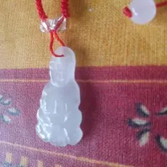 翡翠の仏像ペンダント 赤い紐付き