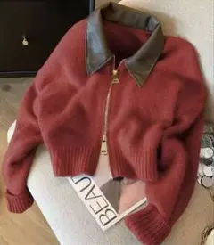 赤いジッパー付きニットセーター