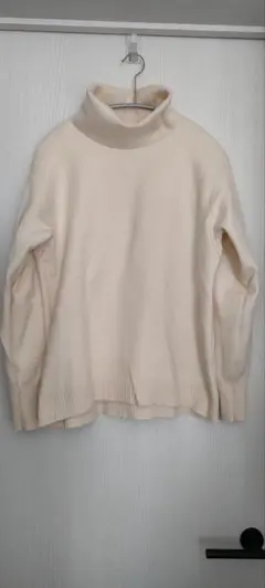 ユニクロ　オフホワイト タートルネック セーター