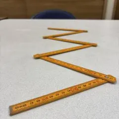 オレンジ色の折りたたみメジャー 1m