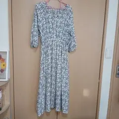 美品　小花柄Vネック七分袖マキシワンピース
