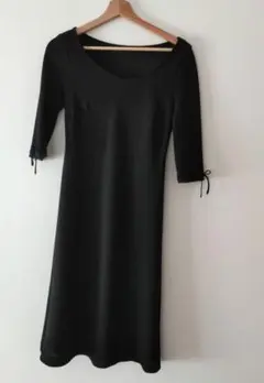 黒　ブラック　無地　Aラインワンピース チョーカー付き　袖口リボン付き