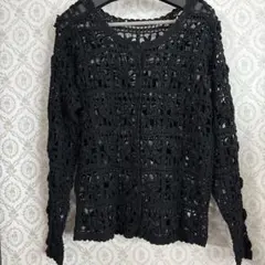 ブラックのレース編みカーディガンです。