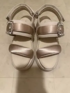 DIANA ダイアナ軽量ビジューバックル付きフットベットサンダルベージュ
