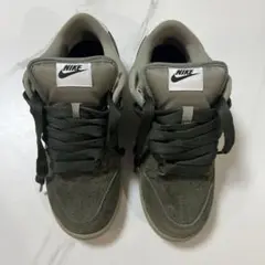 NIKE SB DUNK LOW オリーブ スニーカーのサムネイル