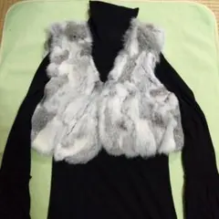 グレーと黒のファー付きカジュアルベスト❨2点まとめ売り)