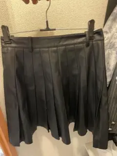 黒 合成皮革 プリーツスカート
