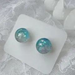 丸いレジン製の接地タイプイヤリング（ネジバネ式）　ブルー