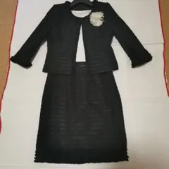卒業式・入学式　黒ワンピーススーツ　コサージュ付き