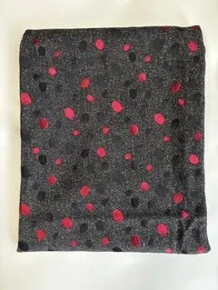 シルクウール　黒地に赤と黒のドット模様　幅145㎝×長さ30㎝
