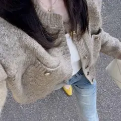 ベージュ ボタン付きニットカーディガン