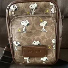 美品 COACH x PEANUTS スヌーピー　ボディバッグ クロス 斜めがけのサムネイル
