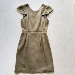 リボン付きフリル袖 ベージュひざ丈ワンピース