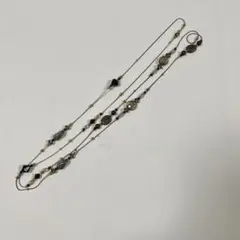 黒と金のロングネックレス