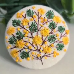 #069　ミモザ　刺繍ブローチ　ハンドメイド　くるみボタン