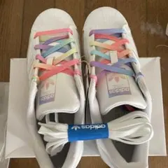 adidas ホワイトスニーカー カラフル靴紐