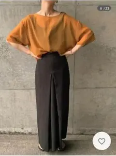 今年買ったばかりです。一度のみの着用で状態はきれいです。トップスのみの出品です。