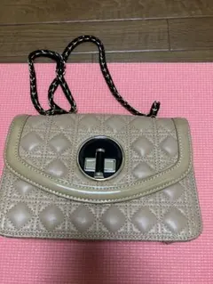 ダイアナ　ベージュ キルティング ショルダーバッグ