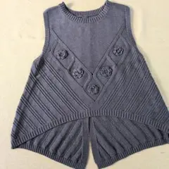 SALT SUGAR チャコールグレー ニットベスト 花モチーフ付き