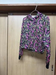 ピンク パーカー