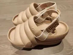 【新品タグ付き】UGG サンダル ベージュ アーイヤー 7のサムネイル
