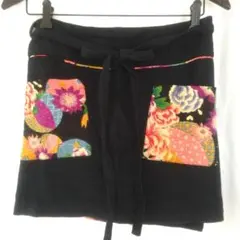 【新品】和柄カフェエプロン　赤　ちりめん風　フリーサイズ　和風　花柄　日本土産のサムネイル
