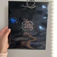 CHANEL 黒い紙袋 星の装飾