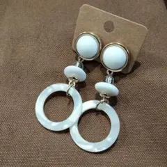 ホワイト フープピアス　ゴールド