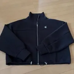 黒いハイネックジップアップジャケット