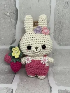 ハンドメイド☆うさぎがま口編みぐるみキーホルダー☆いちごチャーム付き