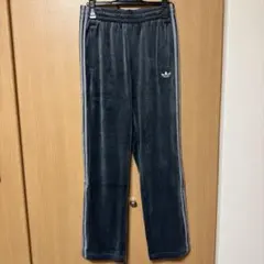 新品、未使用　アディダス　ベロアトラックパンツ　サイズXS ダークグレー