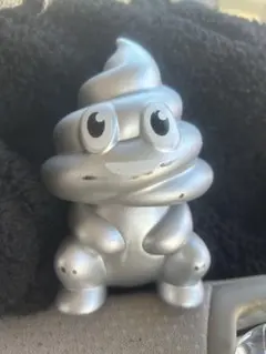 うんこ座り シルバーキャラクター型フィギュア