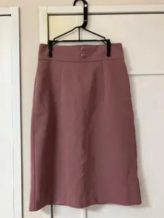 ピンク タイトスカート ひざ丈 2つのボタン付き