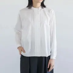 綿100% 清潔感のある丸襟シャツ | 前後差のある裾でこなれる大人 