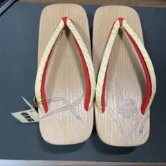 木製下駄 赤と黄色の鼻緒 花彫刻