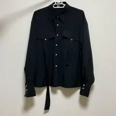 黒の長袖シャツ ポケット付き