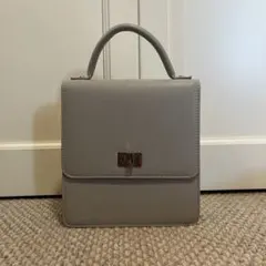 グレーの合成皮革ショルダーバッグ