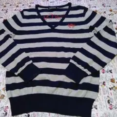 RodeoGrownsの紺&グレーのボーダー柄のバックプリントのニットセーター