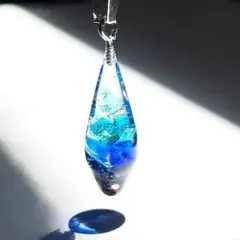 【ハンドメイド】59.琉球ガラス入り・溶けた雫のペンダント