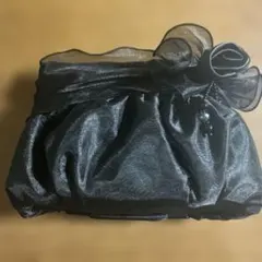 黒のフリル付きクラッチバッグ