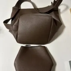 ブラウン ショルダーバッグ 中型 小物入れ付き