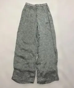 KBF+ 総柄 ワイドパンツ イージーパンツ　サテン