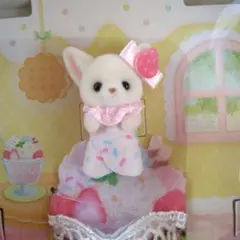 シルバニアファミリークジD賞からフェネックの小さい赤ちゃん&パフェのおふとん単体