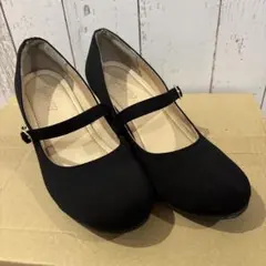 黒 ストラップ付き 中ヒールパンプス