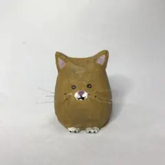 茶ネコさん　木彫りの猫　ハンドメイド　ヒゲ付き　キャットカービング