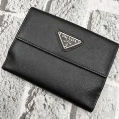 美品✨ PRADA プラダ 三つ折り財布 サフィアーノ ブラック 三角ロゴ