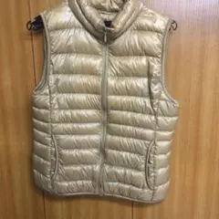 ベージュ ダウンベスト　ユニクロ