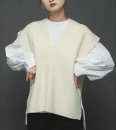 センスオブプレイスバイアーバンリサーチ　バックスリットニットベスト　アイボリー